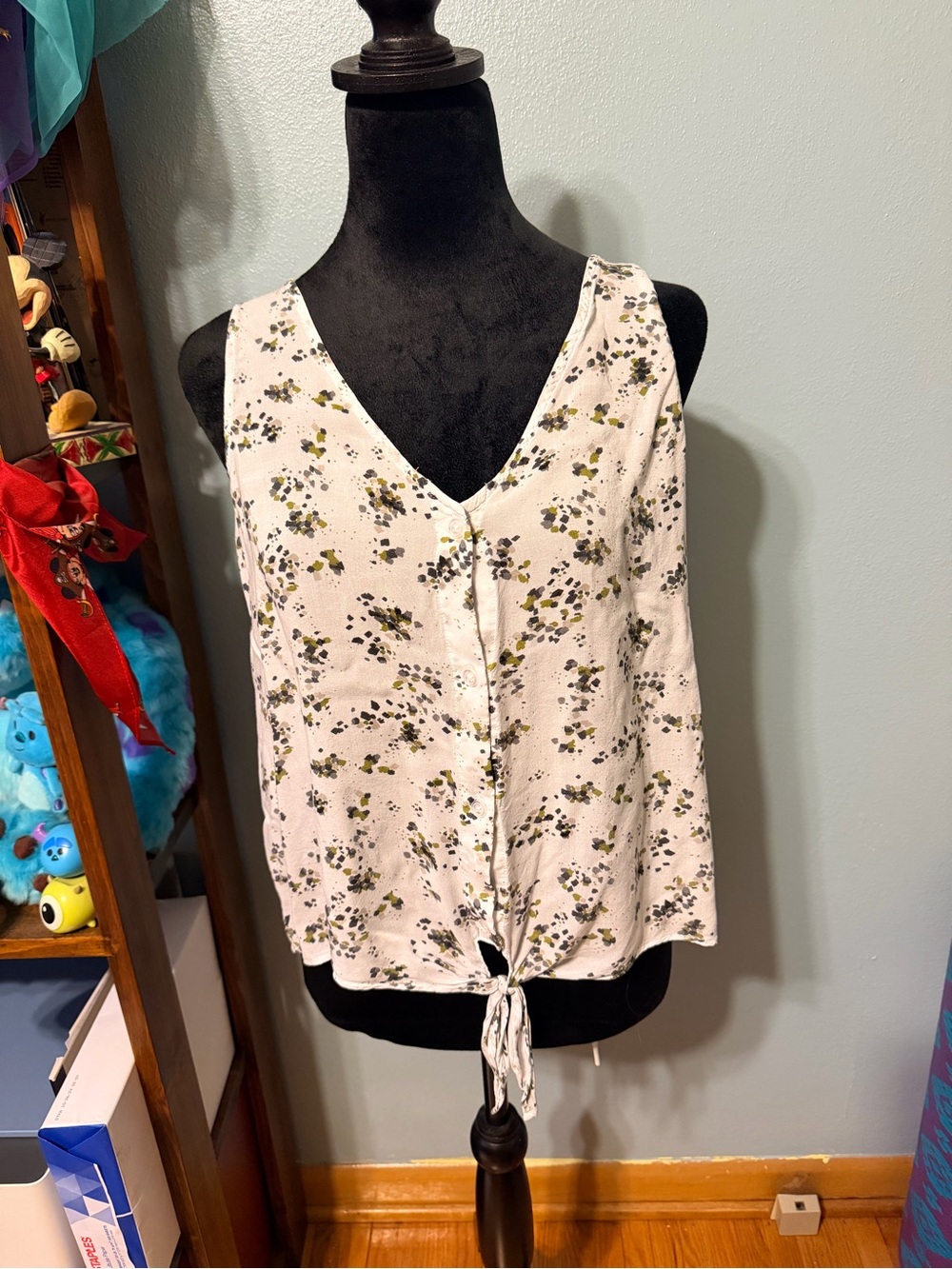Tie-Front Floral V-Neck Tank Top - White/Olive